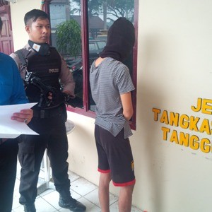 Tersangka Rahmat saat diamankan di Mapolresta Jambi